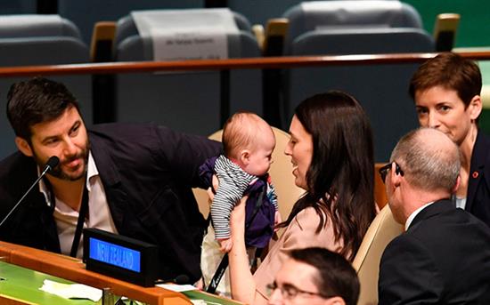 阿德恩带着3个月大的女儿出席联合国大会，后者被媒体称为“第一宝贝”。